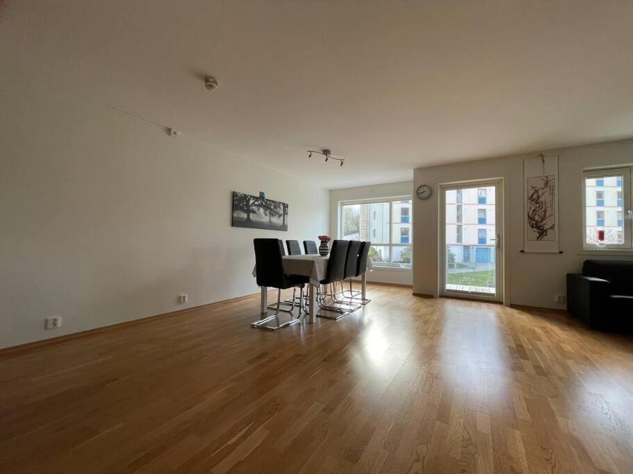 3 Sleeping Rooms For 82M2 Which Direct Traffic To Airport And City Center Bergen Exterior foto